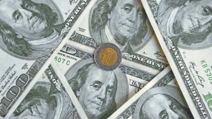 Peso mexicano cae levemente contra el dólar tras minutas del Banco de México