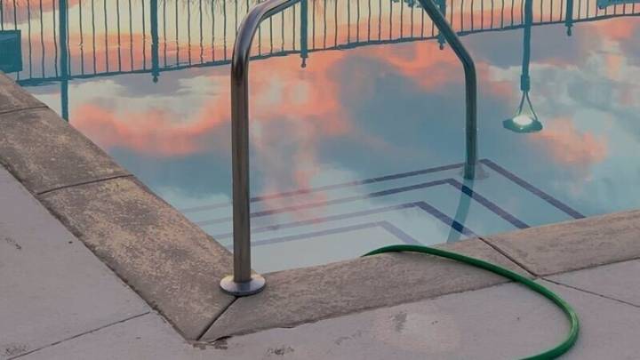 Hallan a un hombre muerto en una piscina ahogado en extrañas circunstancias