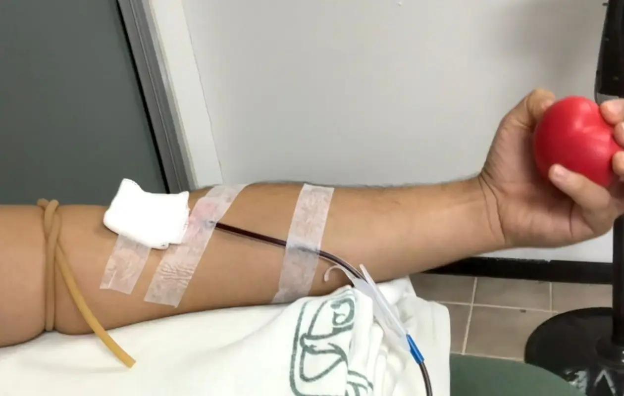 Joven dona sangre para niños en tratamiento oncológico: No es solo sangre, es esperanza