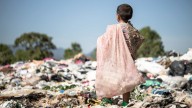 Plásticos por comida caliente: los 'garbage café' se extienden en La India