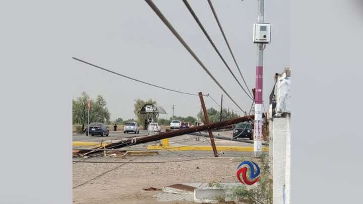 Fuertes vientos y lluvia causa caída de postes en Mexicali; varios sectores se quedan sin luz