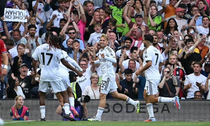 Fulham 1-1 Manchester United: Emile Smith Rowe rescues point as Red Devils left to rue missed chances