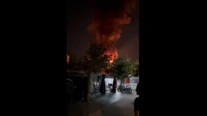 Un incendio obliga a desalojar un camping en El Vendrell, en Tarragona: el fuego se habría originado por un posible fallo eléctrico