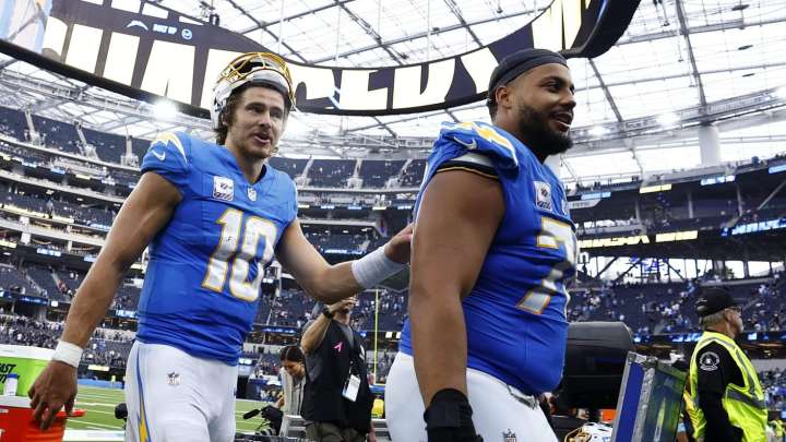 Rashawn Slater se perderá toda la temporada por lesión, luego de firmar contrato récord con Chargers