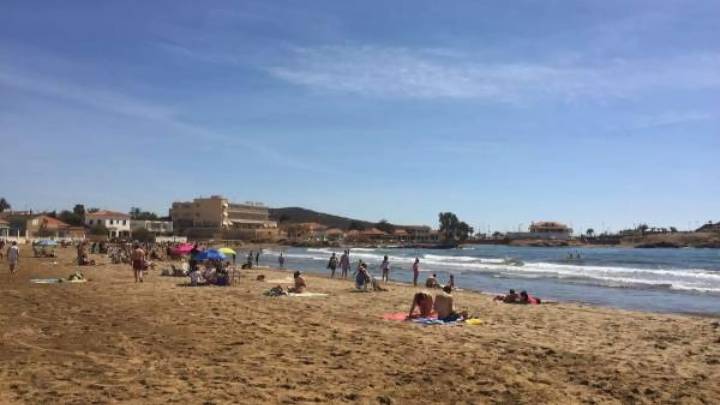Fallece un hombre tras desplomarse mientras practicaba deporte frente a una playa en Mazarrón