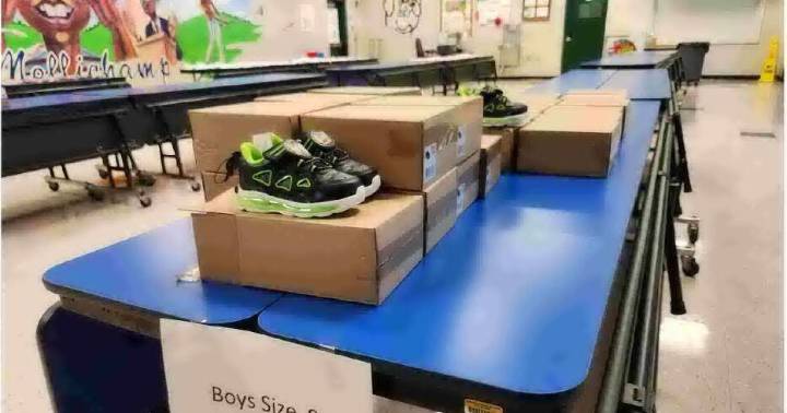 Mellichamp students receive school items