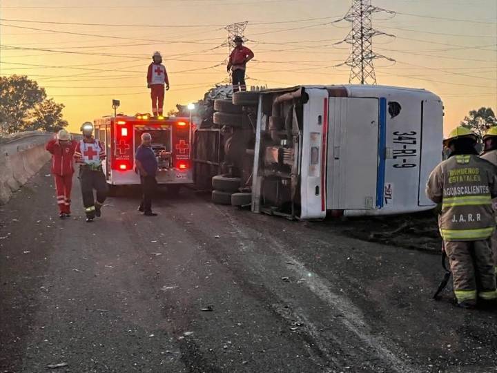 Vuelca autobús de pasajeros en Aguascalientes; 32 pasajeros resultan heridos