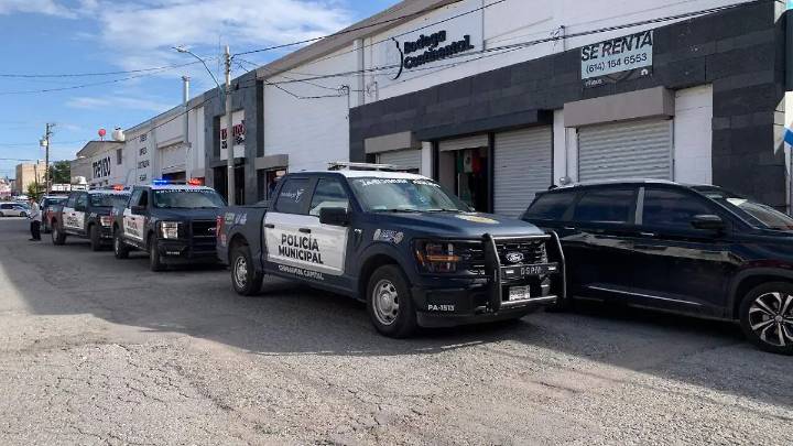 Bomberos auxilian a mujer cuya mano quedó atrapada en una herramienta en la calle Niños Héroes