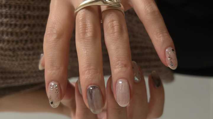 5 diseños de uñas otoñales que ocultan las manchas y estilizan las manos