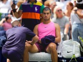 Carlos Alcaraz pasa a octavos de final del US Open pero asustó a todos por un dolor poco oportuno en una rodilla