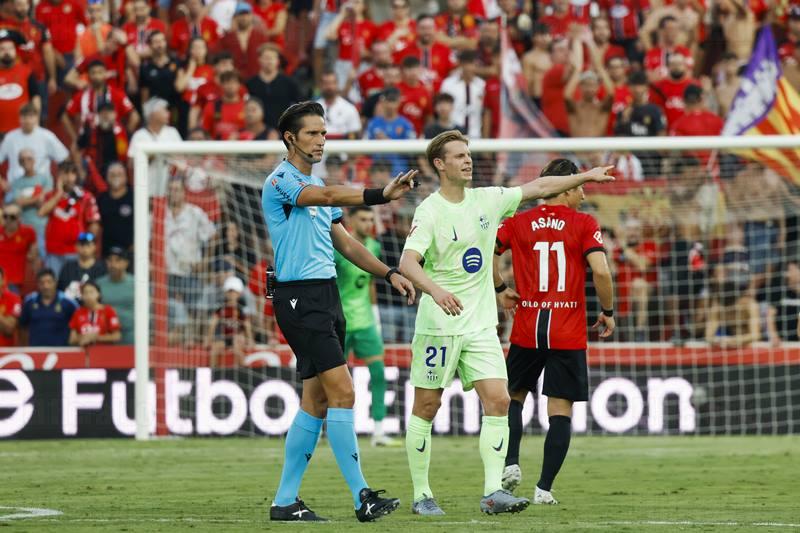 Triunfo del Barcelona con protagonismo del árbitro