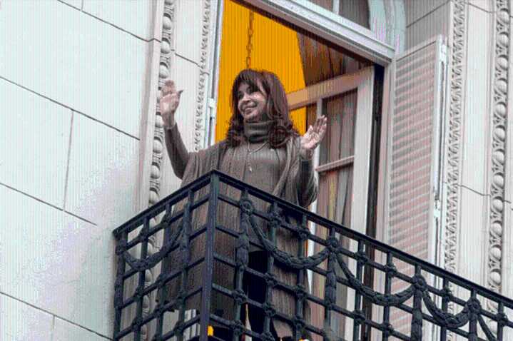 Pelea por las propiedades de Cristina: El Ejecutivo lanzó un DNU que compite con una acordada judicial