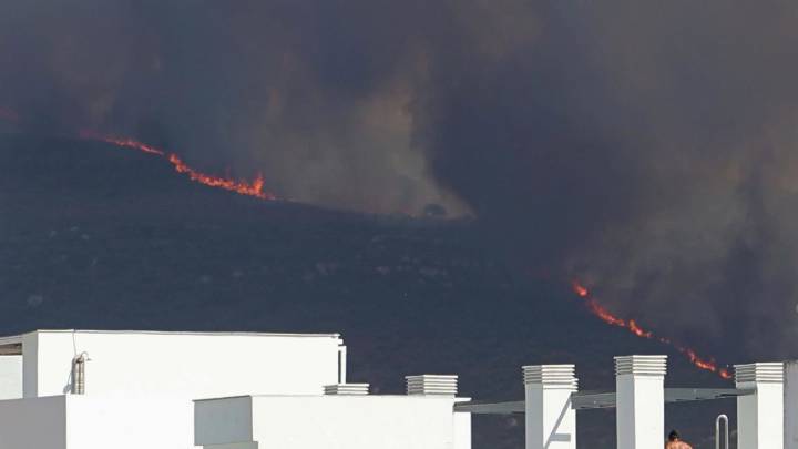 Junta mantiene desalojos en Atlanterra por el fuego y confirma ausencia de daños materiales y personales