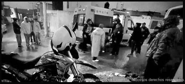 PAREJA A BORDO DE UNA MOTOCICLETA TERMINA DEBAJO DE UN CAMIÓN