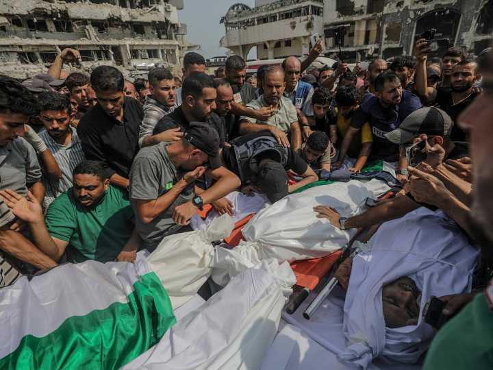 Funerales en Gaza de los seis periodistas muertos en un ataque "selectivo" israelí