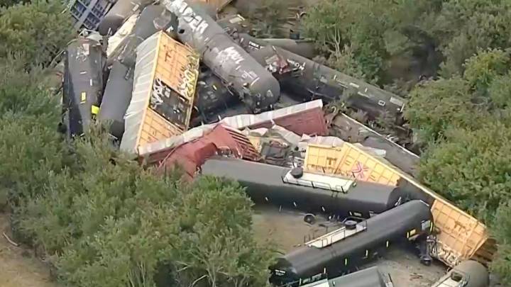 Impactantes videos muestran el momento en que un tren se descarrila y provoca incendio en Texas