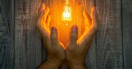 Se dispara el precio de la luz: estan serán las horas más baratas y las más caras este domingo 24 de agosto