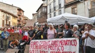 Protesta frente a las Cortes de Castilla y León, donde Mañueco explica su gestión de los incendios