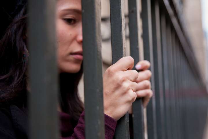 Gobernador de Oklahoma defiende nueva ley que prohíbe el ingreso de hombres a prisiones de mujeres