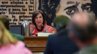 Robles honra el papel de la UME en los incendios y se abre a facilitar el despliegue del Ejército