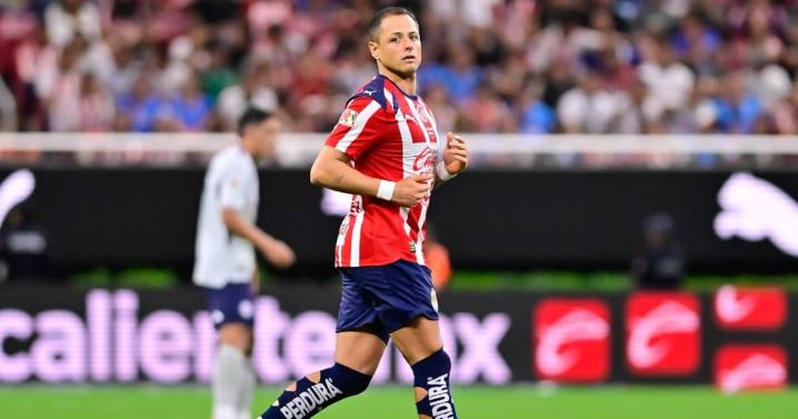 Chicharito vuelve a jugar con Chivas y así lo recibió la afición (VIDEO)