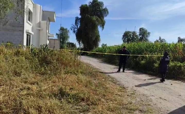 Hallan hombre asesinado a balazos en campos de Tochtepec, Puebla