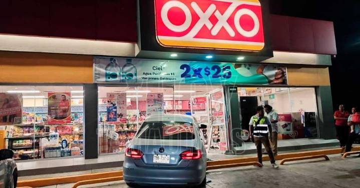 Ebrio estrella auto contra Oxxo en Ciudad Victoria