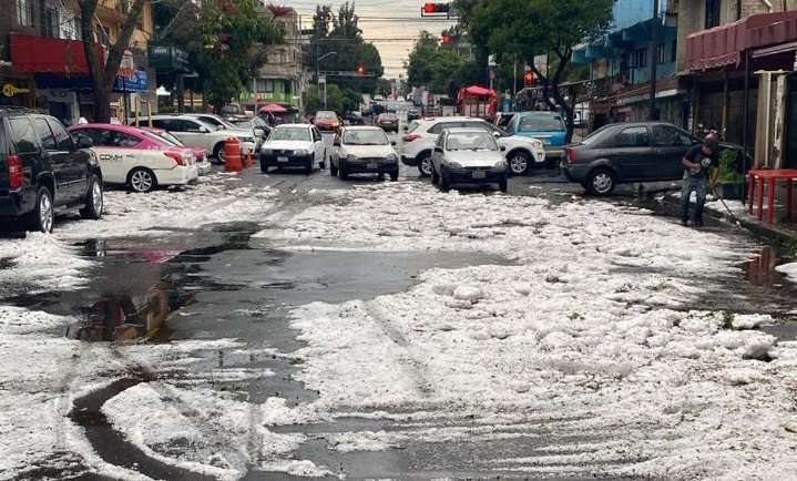 Activan Alerta Naranja en 3 alcaldías mientras granizo tapa coladeras