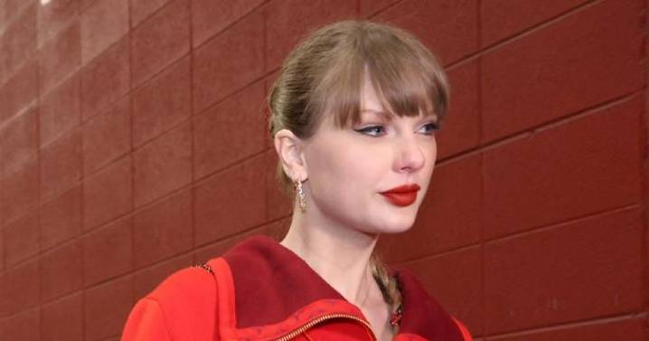 Los mensajes ocultos de las fotos de la pedida entre Taylor Swift y Travis Kelce