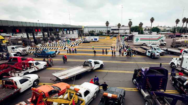 Bloquean transportistas ambos sentidos de la México‑Querétaro