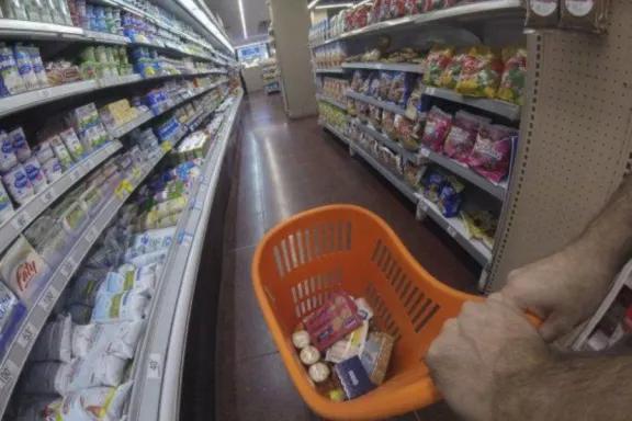 En julio, una familia necesitó $1,15 millones para no ser pobre y $515 mil para no ser indigente