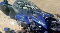 Motociclista murió tras brutal choque: auto robado cruzó en rojo, terminó incrustado en casa