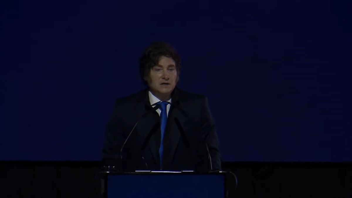 En Rosario, Javier Milei evitó referirse al escándalo de la ANDIS y pronosticó un "desplome de tasas" después de las elecciones
