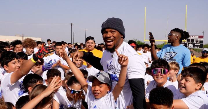 Micah Parsons requests trade after failed contract negotiations with Cowboys