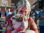 Quiénes son las víctimas y otras preguntas sobre el ataque a la iglesia de una escuela católica en EE.UU.