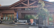 HazteOír coloca una lona gigante en la puerta del Hermitage de Andorra donde se alojan Sánchez y Begoña Gómez
