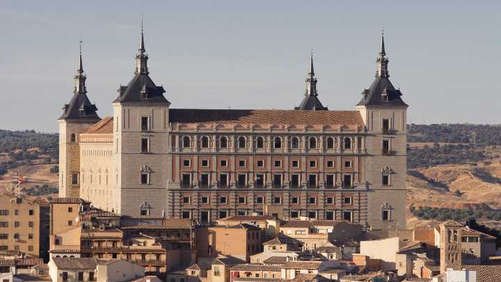 Contra las sepulturas del “golpista Milans y el general franquista Moscardó” en el Alcázar