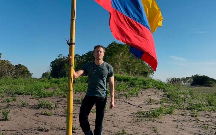 Daniel Quintero genera polémica por izar bandera colombiana en Santa Rosa