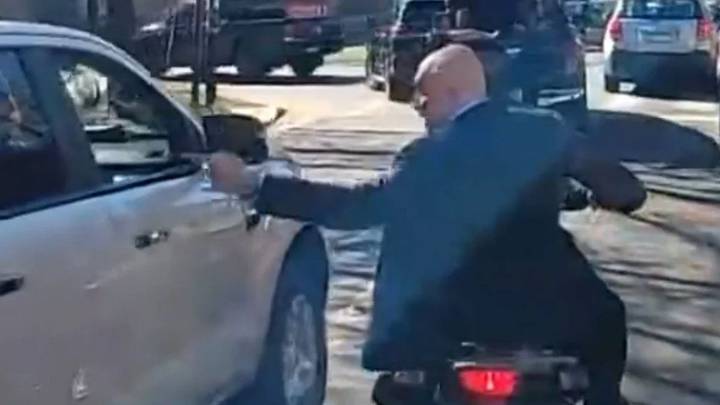 La millonaria multa que podría enfrentar Espert por escapar en moto sin ponerse casco