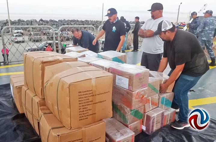 Llevan libros de texto y mochilas a escuelas de Isla de Cedros