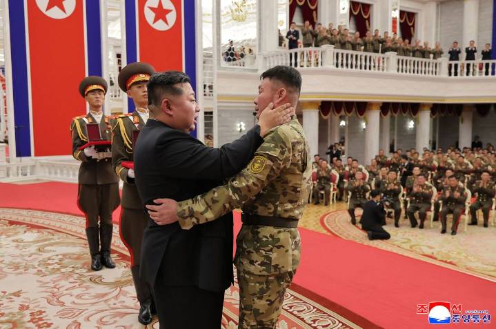 Condecora Kim Jong-un a soldados norcoreanos que combatieron en Rusia