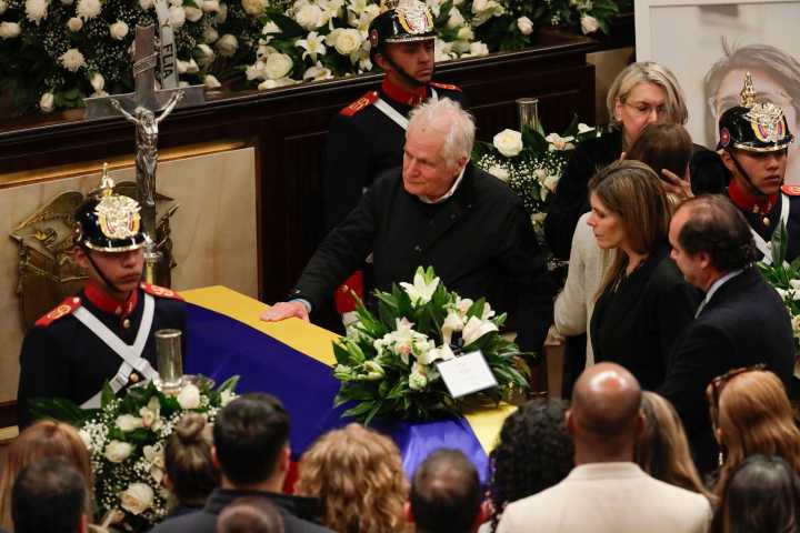 Con pañuelos blancos reciben féretro del senador Uribe Turbay en el Capitolio de Colombia
