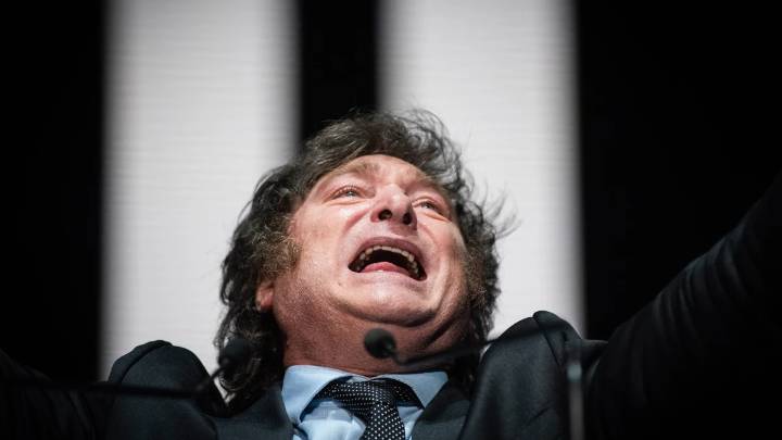 Milei sobre el ataque recibido durante un evento electoral: "Fue emocionante enfrentar la lluvia de piedras"
