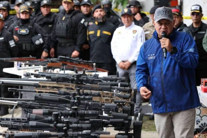 Cabello vincula a María Corina Machado en nueva incautación de armas: hay seis detenidos