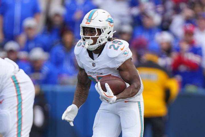 Deadspin | Dolphins RB Jaylen Wright (leg) out multiple weeks