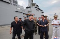 Kim critica ejercicios militares del Sur y EEUU mientras inspecciona su buque más poderoso