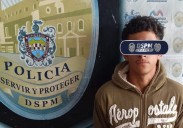 Municipales detienen acusado de robo a expendio, intenta escapar al remitirlo sin lograrlo