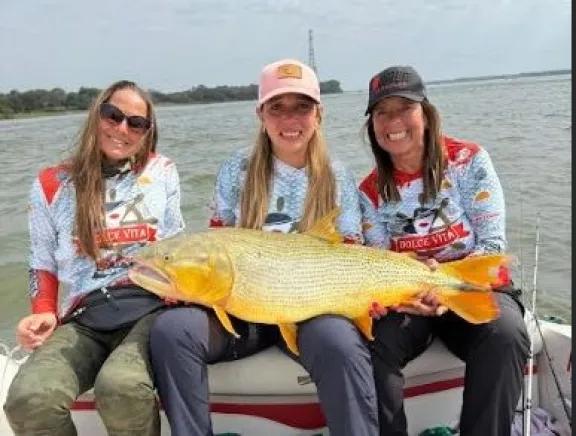 Pesca del Dorado: barra integrada solo por mujeres sacó la pieza mayor