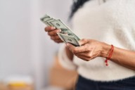 Gobierno de Estados Unidos monitorea tus transacciones financiera: te reportarán si resides en estos dos estados e intentas gastar más de $200 en efectivo