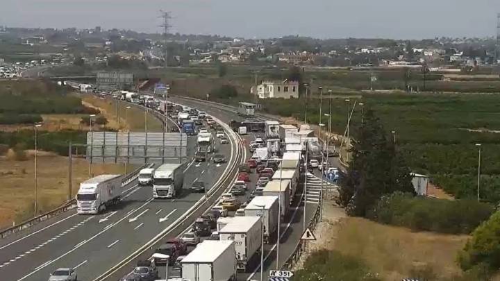 Cortados tres carriles de la A-7 en Picassent por el vuelco de un camión